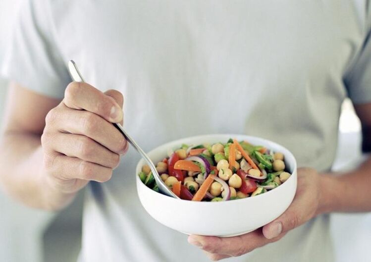 Iessen Geméis Salat fir Potenz